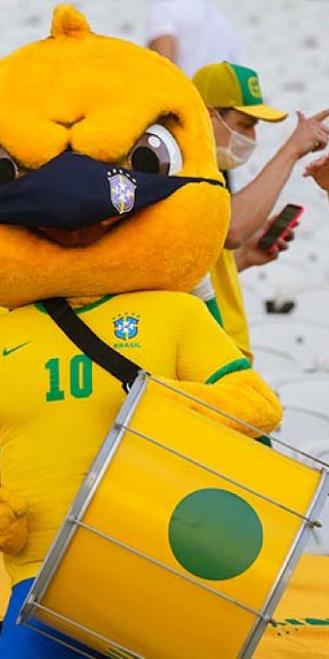 Calendário do Futebol Brasileiro 2022: Mascote Canarinho na torcida de Brasil x Argentina nas Eliminatórias da Copa do Mundo