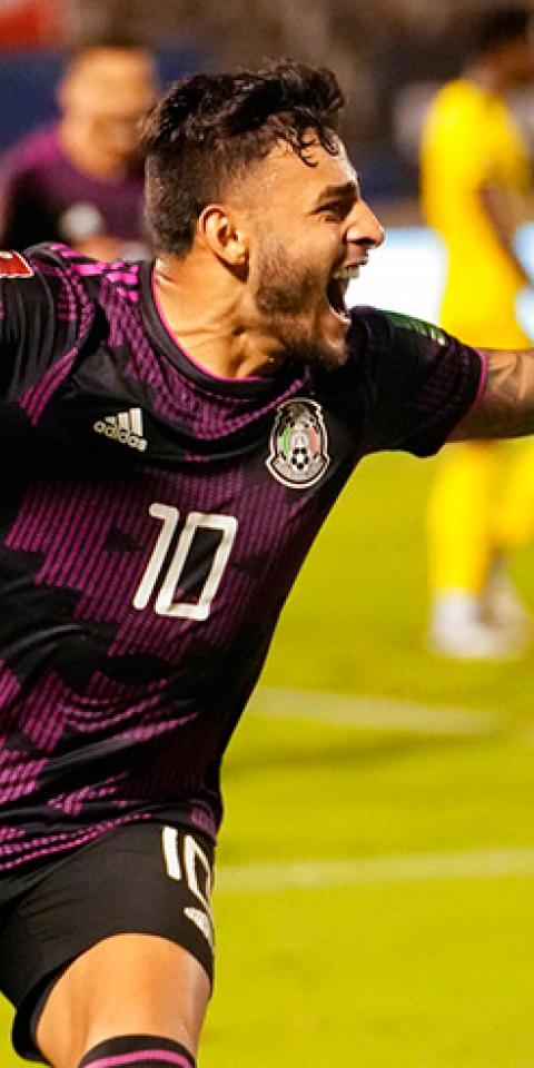 Alexis Vega celebra un gol en las eliminatorias rumbo a Qatar 2022. Conoce las cuotas del México Vs Costa Rica.