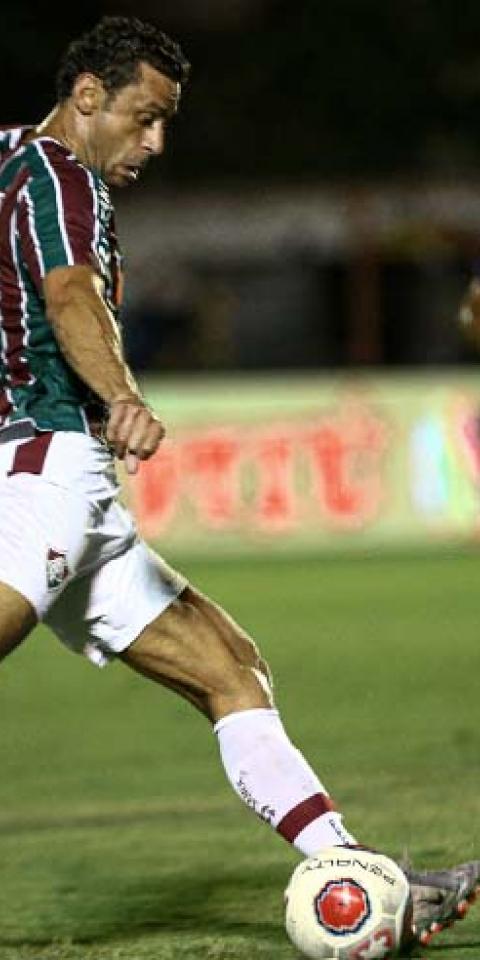Madureira x Fluminense:Palpite No Cariocão 2022. Fred chuta a bola em partida contra Bangu