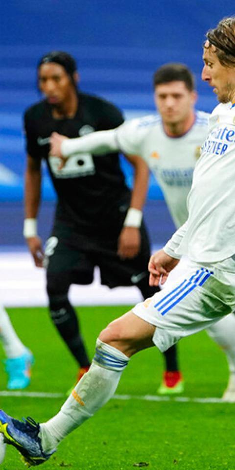 Luka Modric dispara a puerta. Conoce las cuotas y pronósticos del Athletic Club Vs Real Madrid de la Copa del Rey.