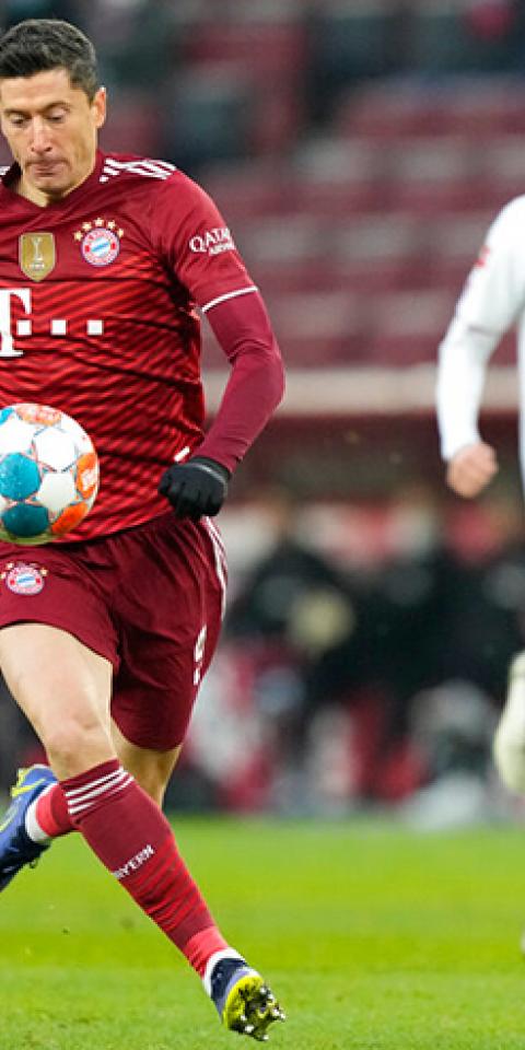 Robert Lewandowski controla un balón en la Bundesliga. Conoce las cuotas y pronósticos del Bayern Vs RB Leipzig.