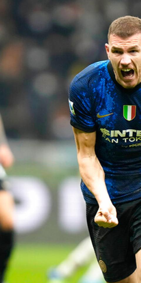 Edin Džeko celebra un gol en la Serie A TIM. Conoce las cuotas y pronósticos del Inter Vs Milan.