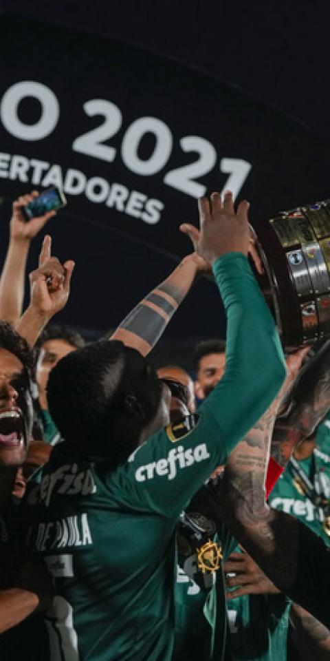 Varios jugadores de Palmeiras levantan el trofeo. Cuotas y favoritos de la Copa Libertadores 2022.