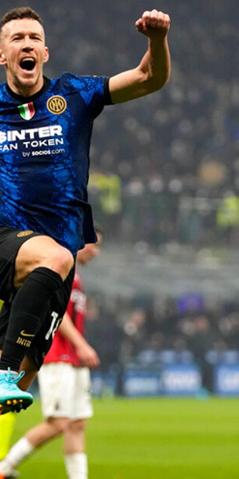 Ivan Perisic celebra un gol con el Inter de Milán. Conoce las cuotas y pronósticos del Inter Vs Roma de la Copa Italia.