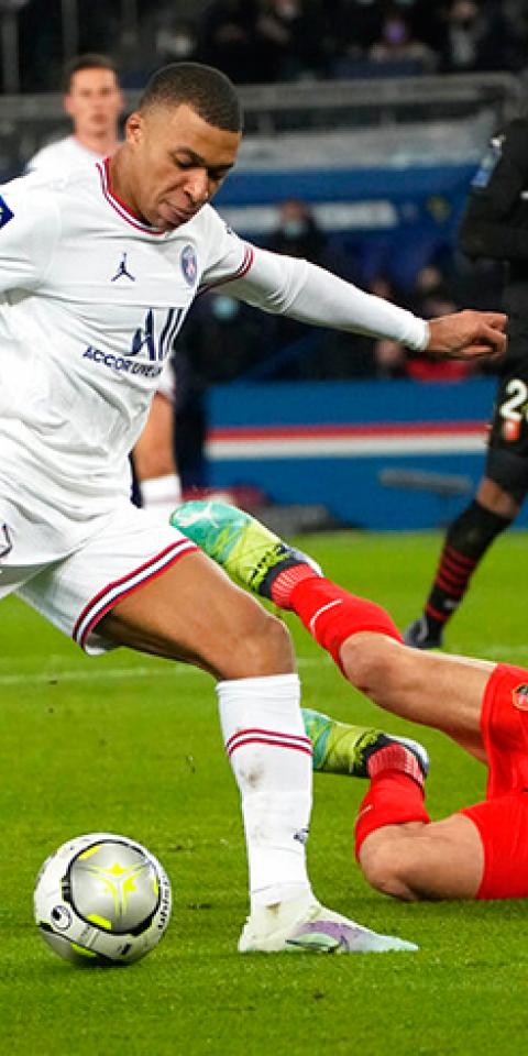 Kylian Mbappé (izquierda) dispara a portería. Conoce los pronósticos del PSG Vs Real Madrid de la Champions League.
