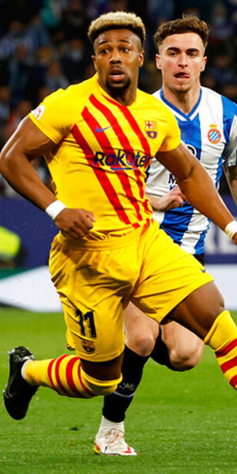 Adama Traore controla un balón con el Barça. Mira las cuotas y pronósticos del Barcelona Vs Nápoles de la Europa League