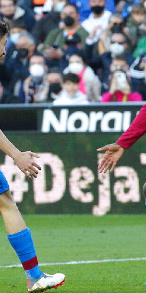 Pedri (izq.) y Dembélé celebran un gol. Conoce las cuotas y pronósticos del Nápoles Vs Barcelona de la Europa League.