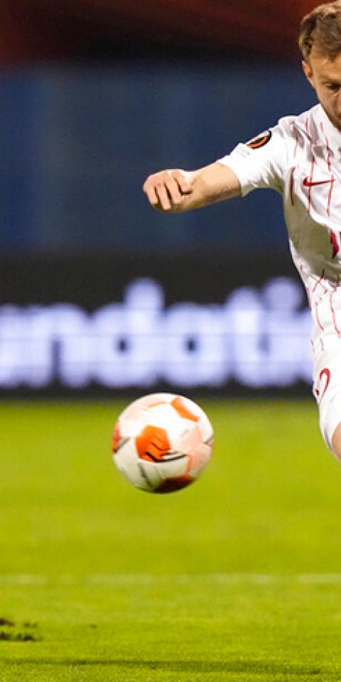 Ivan Rakitic en golpea un balón. Conoce las cuotas y pronósticos del Sevilla Vs West Ham de la Europa League.