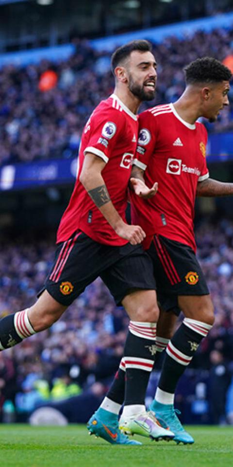 Jadon Sancho (der.) y Bruno Fernandes (izq.) celebran un gol. Conoce los pronósticos del Manchester United Vs Tottenham.