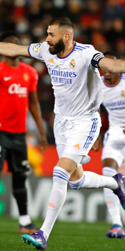 Karim Benzema celebra un gol. Conoce las cuotas y pronósticos del Real Madrid Vs Barcelona de LaLiga Santander.