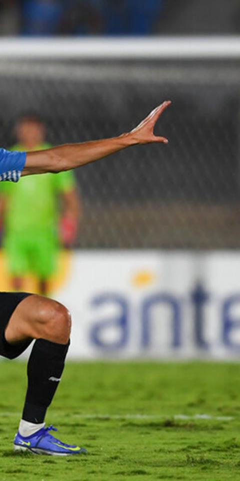 Edinson Cavani celebra un gol en las Eliminatorias Sudamericanas. Conoce las cuotas y pronósticos del Uruguay Vs Perú.