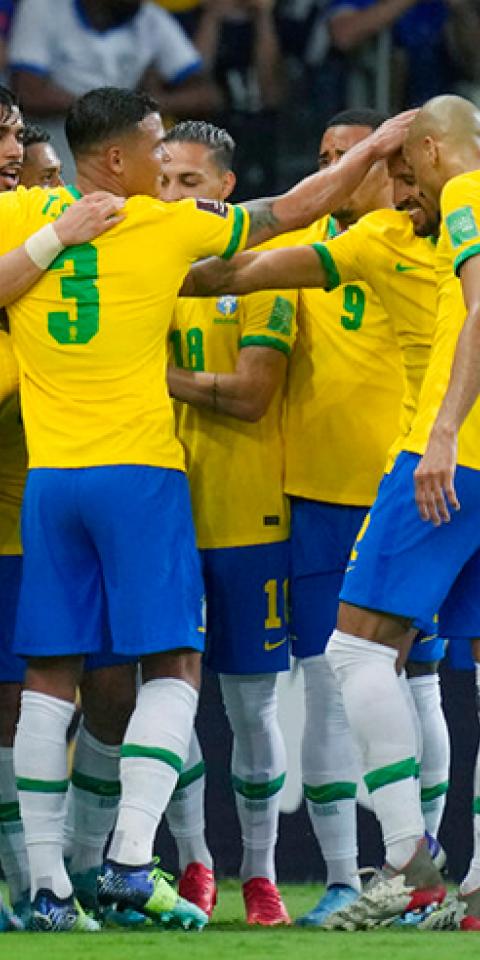 Brasil celebra un gol en las Eliminatorias Sudamericanas. Conoce las cuotas y pronósticos del Brasil Vs Chile.
