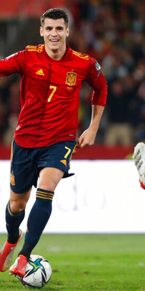 Álvaro Morata celebra un gol con la selección española. Conoce las cuotas y pronósticos del España Vs Albania.