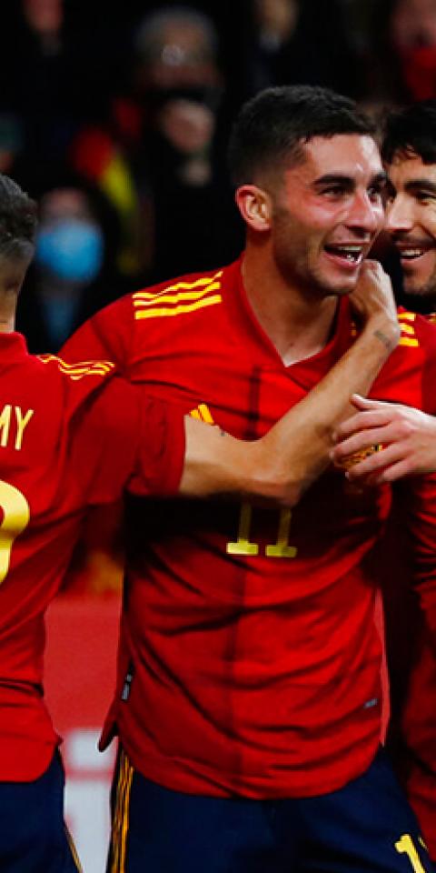 Los jugadores de la selección española se abrazan en un amistoso. Conoce las cuotas y pronósticos del España Vs Islandia