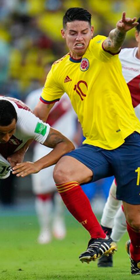James Rodríguez (centro) en un partido de las Eliminatorias Sudamericanas. Conoce las cuotas del Venezuela Vs Colombia.