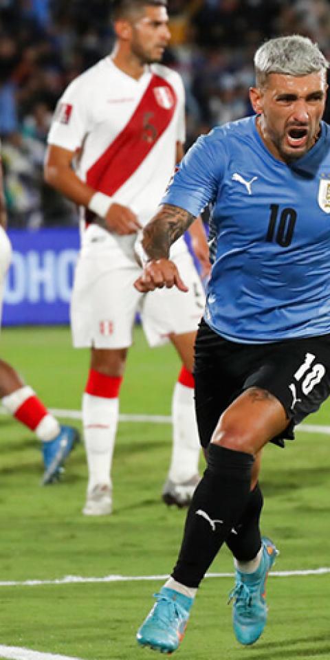 Giorgian De Arrascaeta celebra un gol en las Eliminatorias Sudamericanas. Conoce las cuotas del Chile Vs Uruguay.