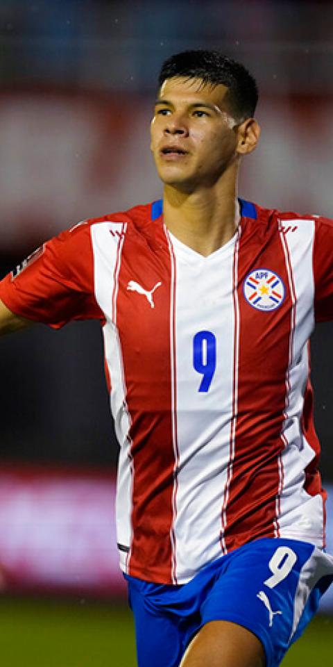 Robert Morales celebra un gol con Paraguar en las Eliminatorias Sudamericanas. Conoce las cuotas del Perú Vs Paraguay.