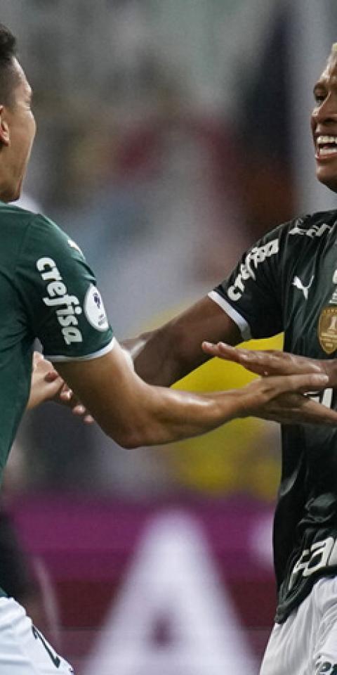 Jugadores de Palmeiras celebran un gol. Conoce las mejores apuestas de la Copa Libertadores 2022.