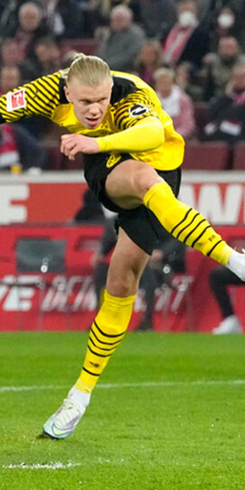 Erling Haaland chuta un balón. Conoce las cuotas y los pronósticos del Borussia Dortmund Vs RB Leipzig de la Bundesliga.