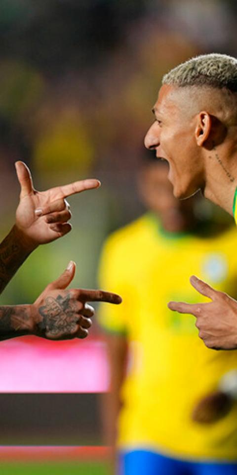 Los jugadores de Brasil celebran un gol. Brasil es el favorito por las casas de apuestas para ganar el Mundial 2022.