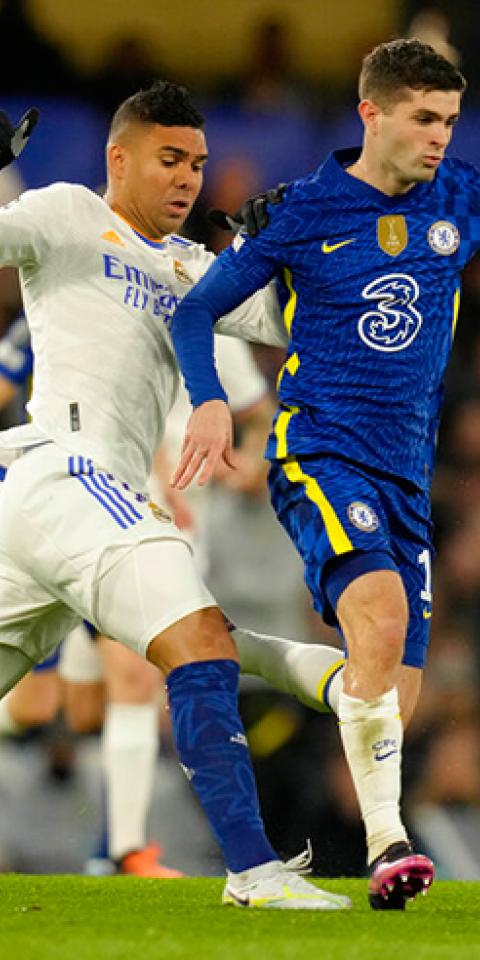 Christian Pulisic (der) y Casemiro (izq). Conoce los pronósticos del Real Madrid Vs Chelsea de la Champions League.