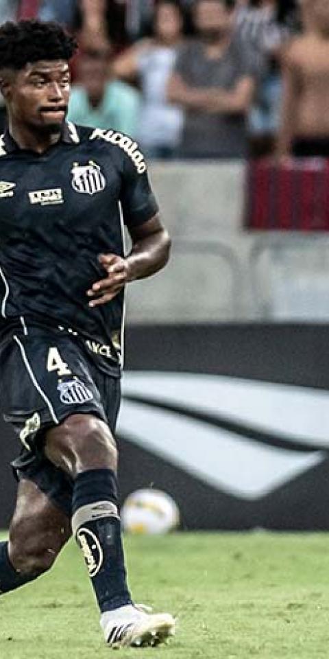 Palpite para Santos x Universidad Católica: Bauermann conduzindo a bola em lance contra o Fluminense