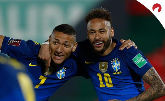Neymar (derecha) liderará a Brasil, principal favorito en las cuotas de la Copa América 2021