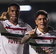 German Cano e companheiro comemoram gol do Fluminense 
