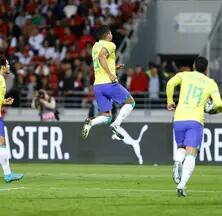 Volante Casimiro comemora gol em amistoso internacional