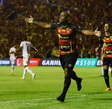 Vagner Love comemora gol pelo Sport na Série B 2023