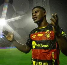 Jogador do Sport comemora gol na Série B 2023