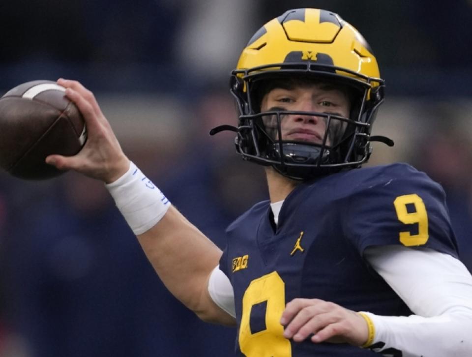 J.J. McCarthy throwing a ball for the Michigan Wolverines