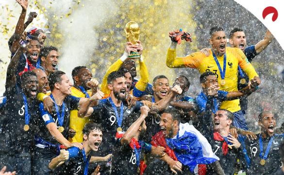 Los jugadores de Francia levantan el trofeo de Campeón del Mundo en 2018. Aprende cómo apostar en la Copa Del Mundo.