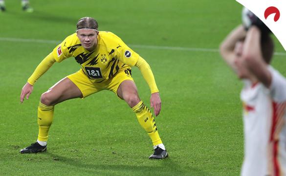Erling Haaland presiona un saque de banda. Conoce los pronósticos del Borussia Dortmund Vs RB Leipzig de la Bundesliga.