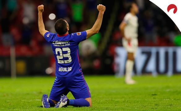 Pablo Aguilar de espaldas y arrodillado celebra un triunfo. Conoce los pronósticos del Santos Laguna vs Cruz Azul.