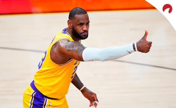 Lebron James hace un gesto de aprobación a sus compañeros. Conoce los pronósticos del Lakers Vs Suns de la NBA.