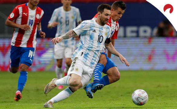 Messi conduce un balón con Argentina en la Copa América 2021. Conoce los pronósticos del Bolivia vs Argentina.