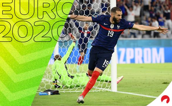 Benzema abre los brazos celebrando un gol con Francia en la Euro 2020. Conoce los pronósticos del Francia vs Suiza.