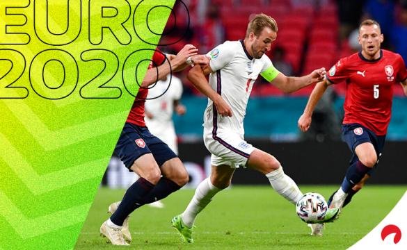Harry Kane,en el centro, conduce un balón en la Euro 2020. Conoce los pronósticos del Inglaterra vs Alemania.