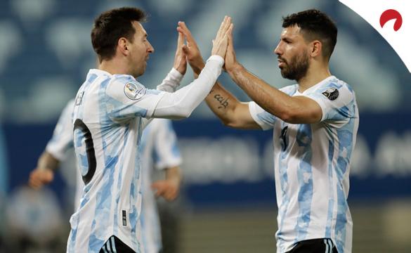 Messi (izquierda) y Agüero celebran un gol en la Copa América 2021. Conoce los pronósticos del Argentina vs Ecuador.