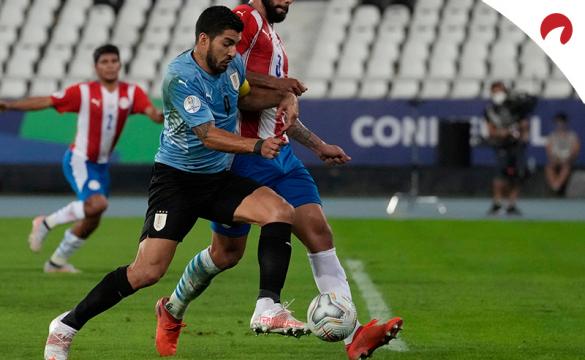 Luis Suárez disputa un balón ante Paraguay en la Copa América 2021. Conoce los pronósticos del Uruguay vs Colombia.