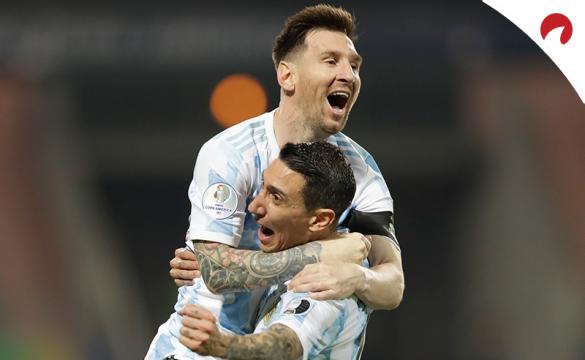 Leo Messi (arriba) abraza a Di María en la Copa América 2021. Conoce los pronósticos del Argentina vs Colombia.