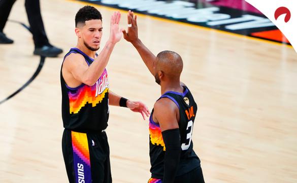 Devin Booker (izquierda) y Chris Paul chocan las palmas en las Finales de la NBA. Mira los pronósticos del Suns vs Bucks