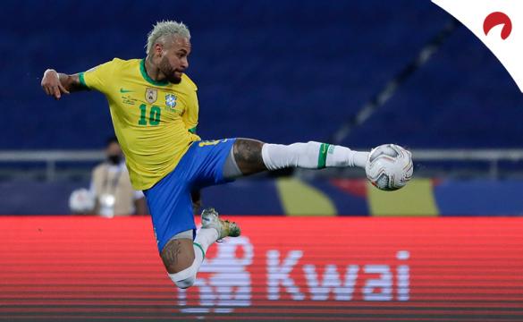 Neymar Jr. remata un balón en el aire en la Copa América 2021. Conoce los pronósticos del Argentina vs Brasil