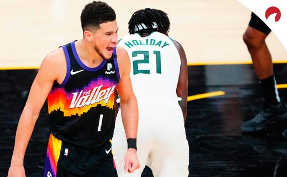 Devin Booker celebra una canasta con los Suns en las Finales de la NBA. Conoce los pronósticos del Bucks vs Suns.