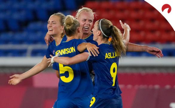 Las jugadoras de Suecia celebran un gol en los Juegos Olímpicos y son favoritas en los pronósticos del Suecia vs Canadá.