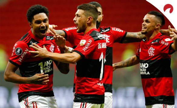 Vitinho (izquierda) celebra un gol en la Copa Libertadores. Conoce los pronósticos del Club Olimpia vs Flamengo y las cuotas.