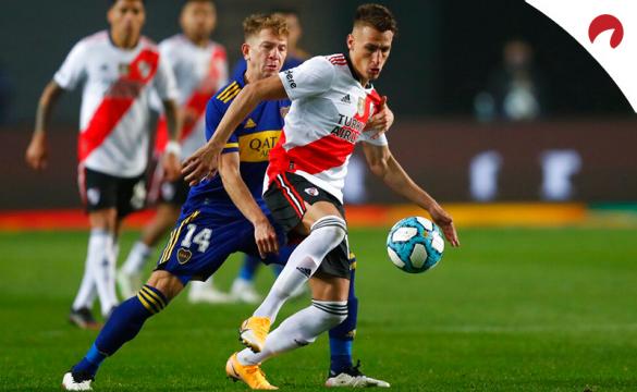 Braian Romero protege un balón en un partido de River. Conoce los pronósticos del River Plate vs Atlético Mineiro.