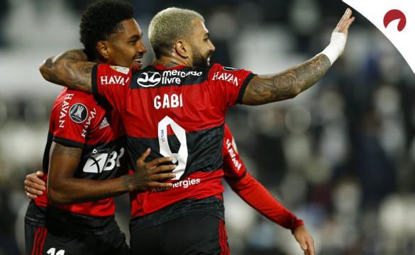 Gabriel Barbosa y Vitinho celebran un gol abrazados. Cuotas Flamengo vs Olimpia, Copa Libertadores.