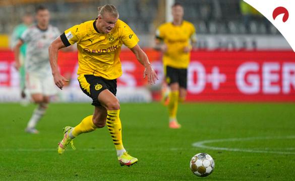 Erling Haaland conduce el balón en un duelo de la Bundesliga. Conoce los pronósticos del Leverkusen Vs Borussia Dortmund